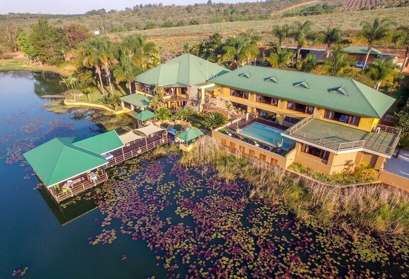 בית מלון כפרי Bambuu Lakeside Lodge