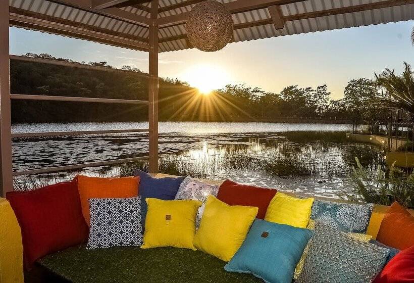 בית מלון כפרי Bambuu Lakeside Lodge