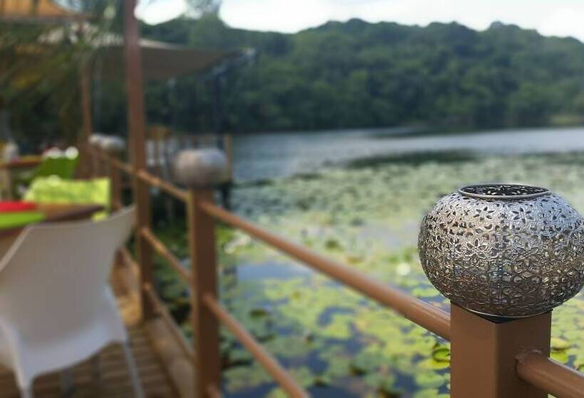 בית מלון כפרי Bambuu Lakeside Lodge