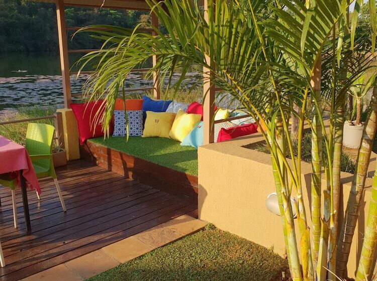 בית מלון כפרי Bambuu Lakeside Lodge