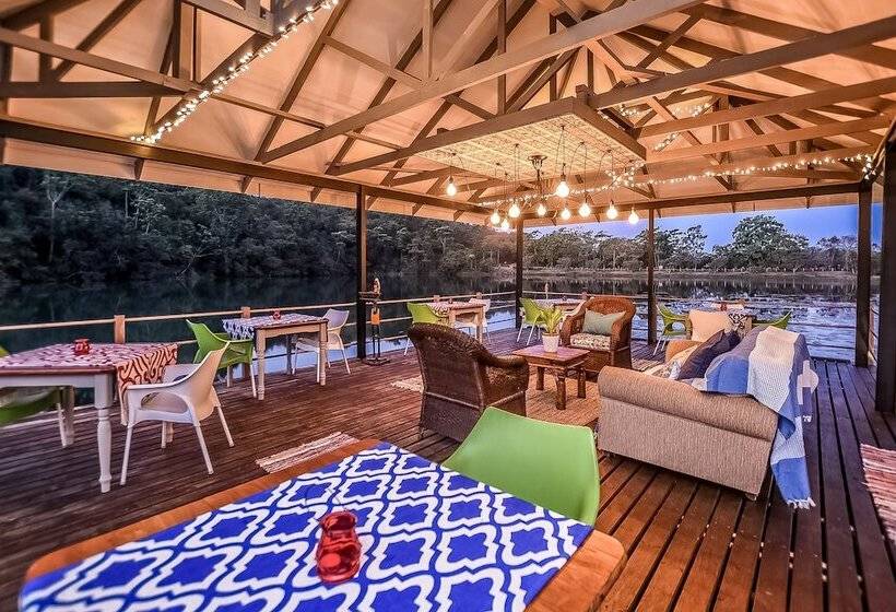 בית מלון כפרי Bambuu Lakeside Lodge