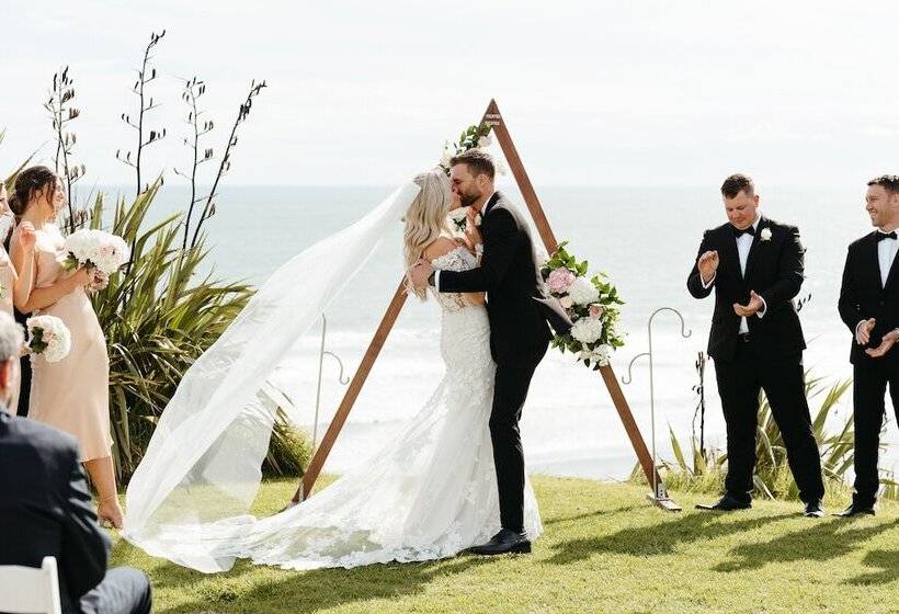 هتل Castaways Resort