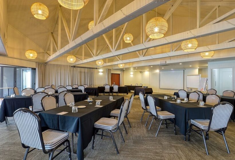 هتل Castaways Resort