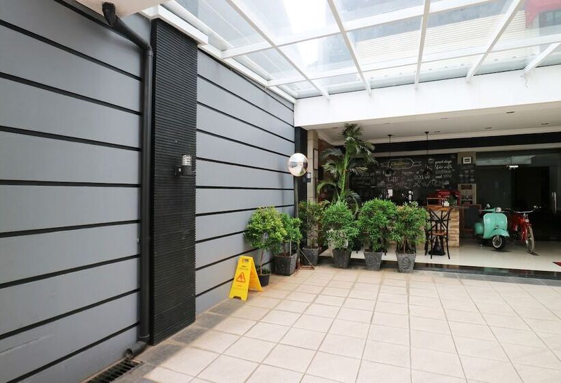 Отель Raja Residence