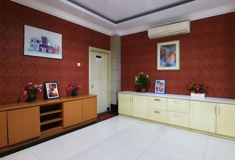 Отель Raja Residence