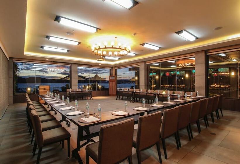 هتل Two Seasons Coron Bayside