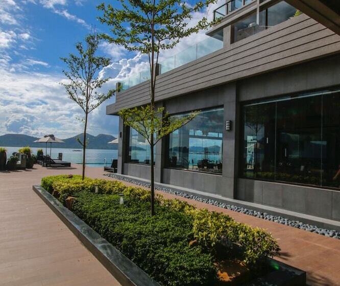 هتل Two Seasons Coron Bayside