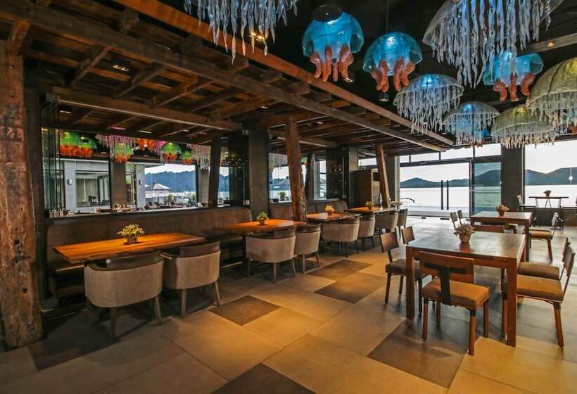 هتل Two Seasons Coron Bayside