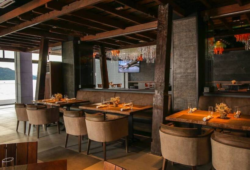 هتل Two Seasons Coron Bayside