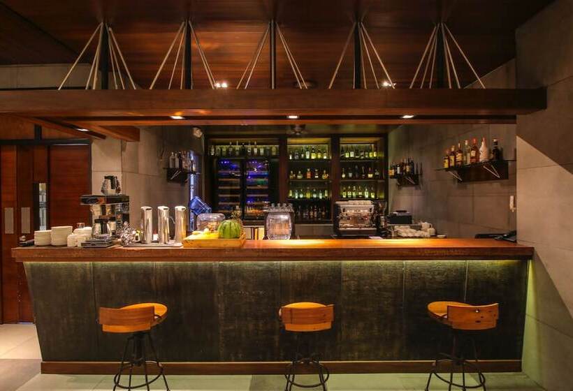 هتل Two Seasons Coron Bayside