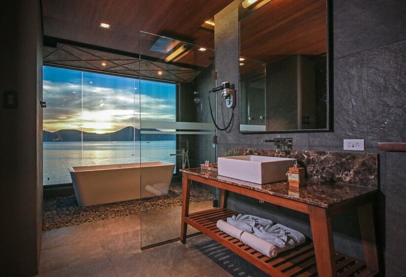 هتل Two Seasons Coron Bayside