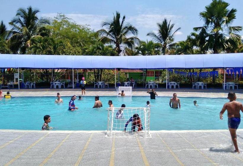 هتل Y Parque Turístico Navar City