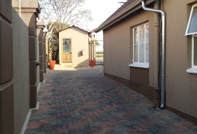 بنسيون African Sky Guest House