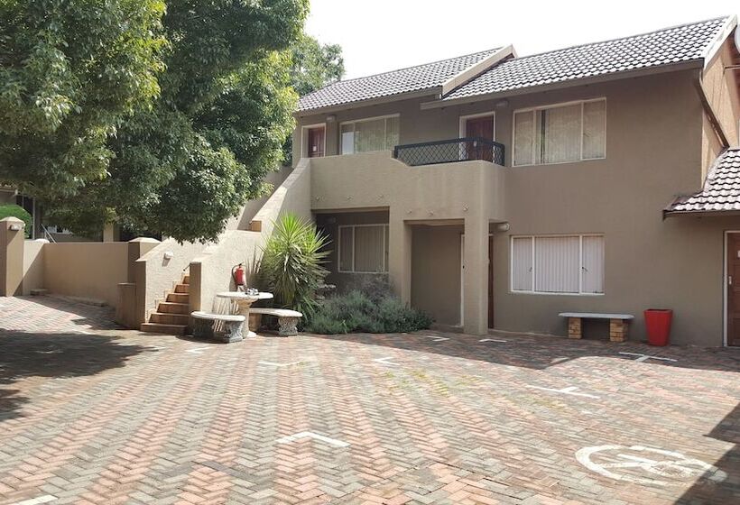 بنسيون African Sky Guest House