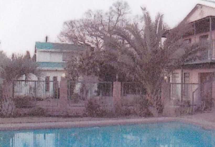 بنسيون Ladybrand Guest House