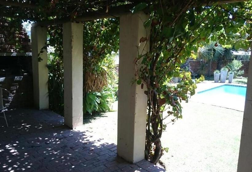 بنسيون Ladybrand Guest House