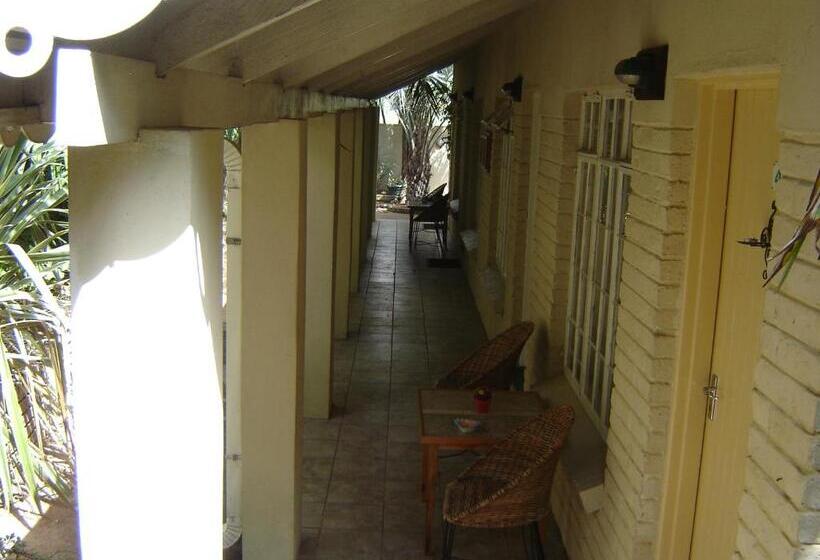 بنسيون Ladybrand Guest House