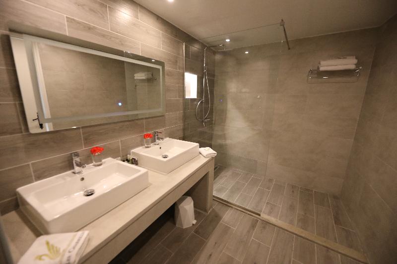 Suites Hôtel Les Charmilles & Spa