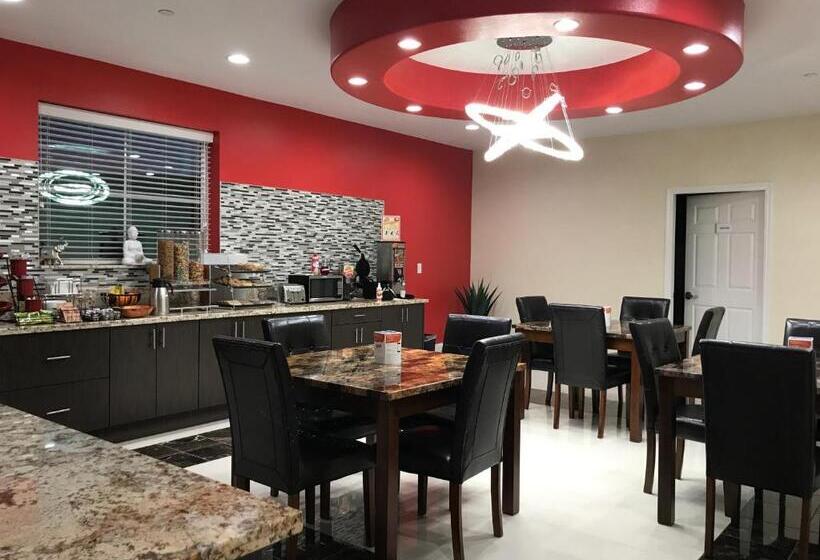 فندق Econo Lodge Inn & Suites Houston Willowbrook