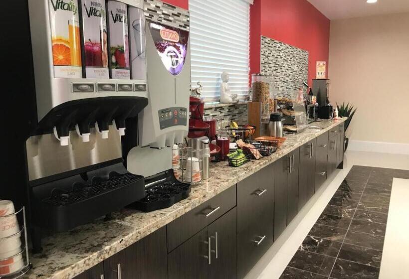 فندق Econo Lodge Inn & Suites Houston Willowbrook