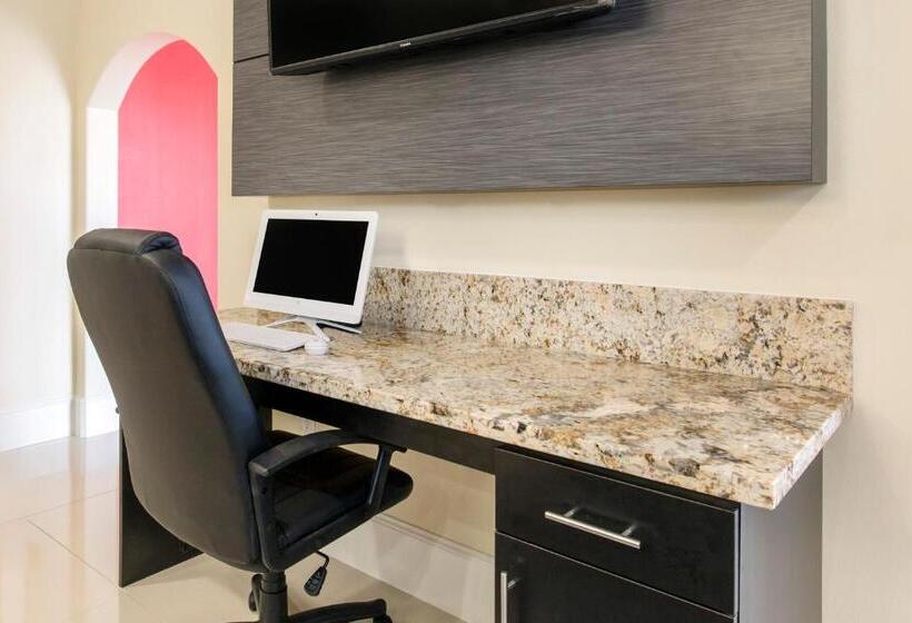 فندق Econo Lodge Inn & Suites Houston Willowbrook