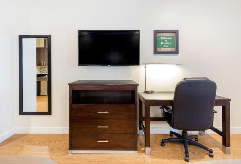 فندق Econo Lodge Inn & Suites Houston Willowbrook