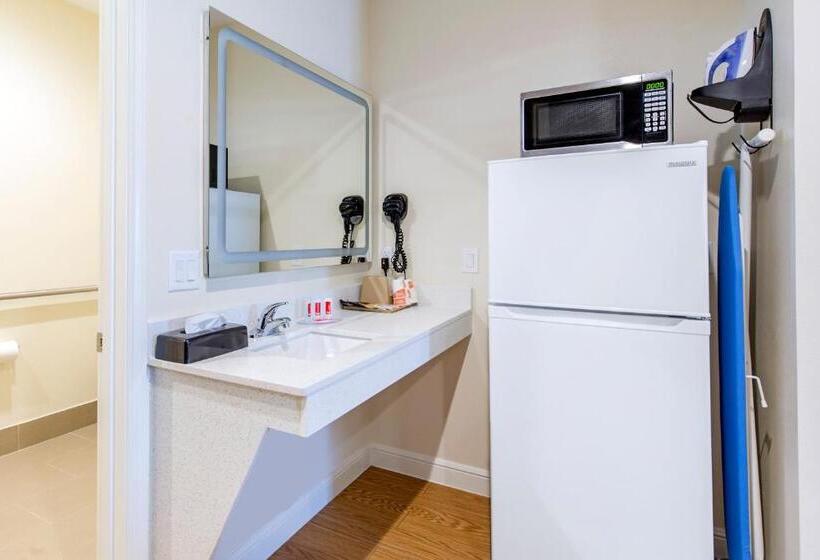 فندق Econo Lodge Inn & Suites Houston Willowbrook