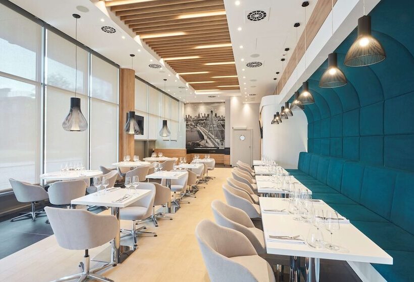 هتل Golden Tulip Warsaw Airport