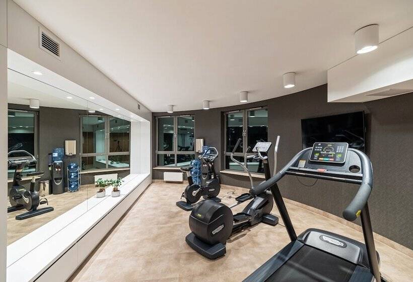 هتل Golden Tulip Warsaw Airport