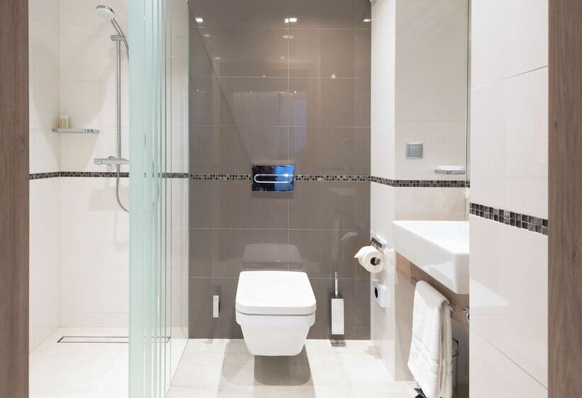 Отель Golden Tulip Warsaw Airport