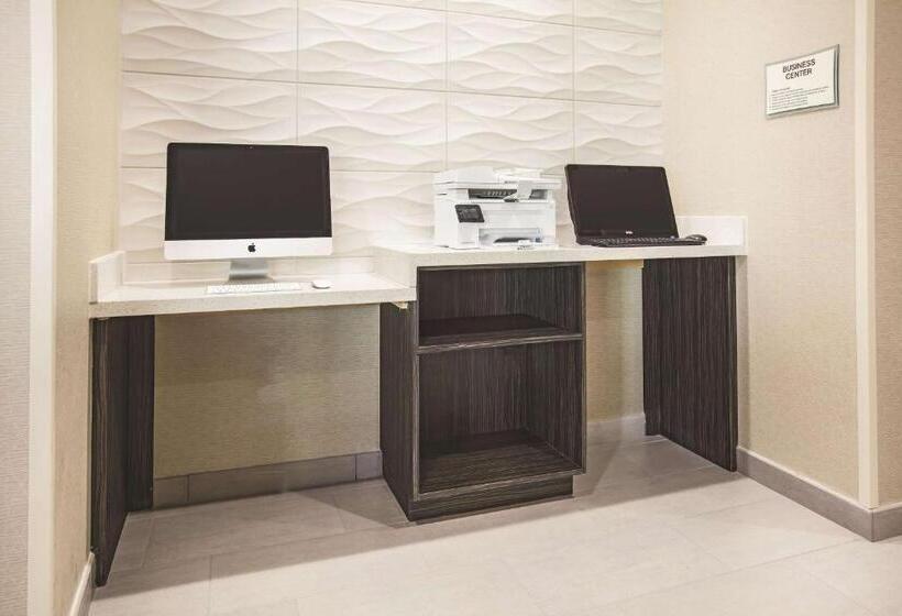 ホテル La Quinta By Wyndham Dallas Plano   The Colony