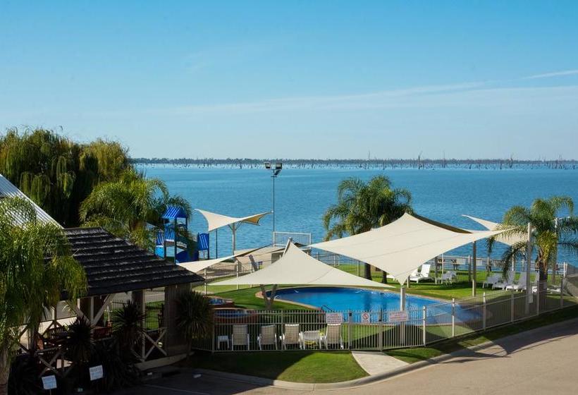 Отель Lake Edge Resort