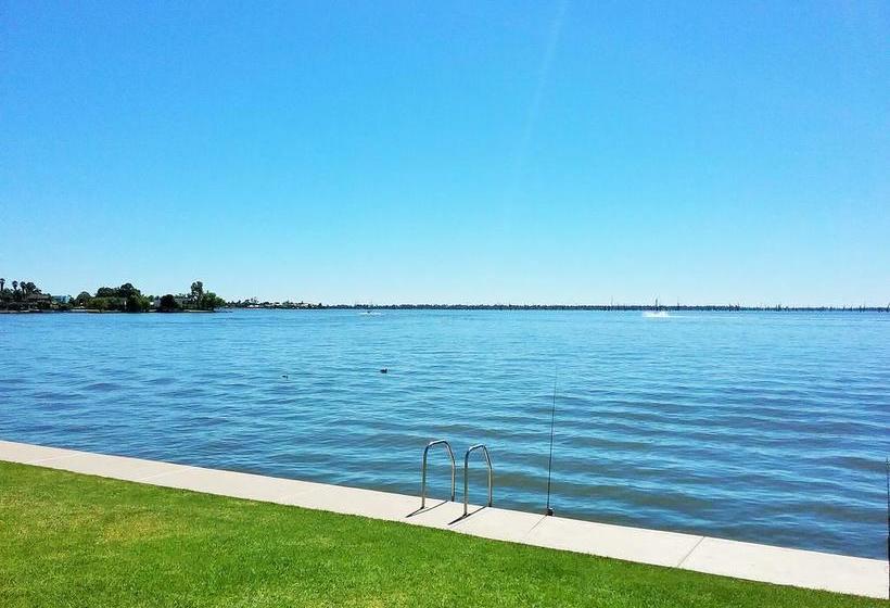 בית מלון כפרי Lake Edge Resort