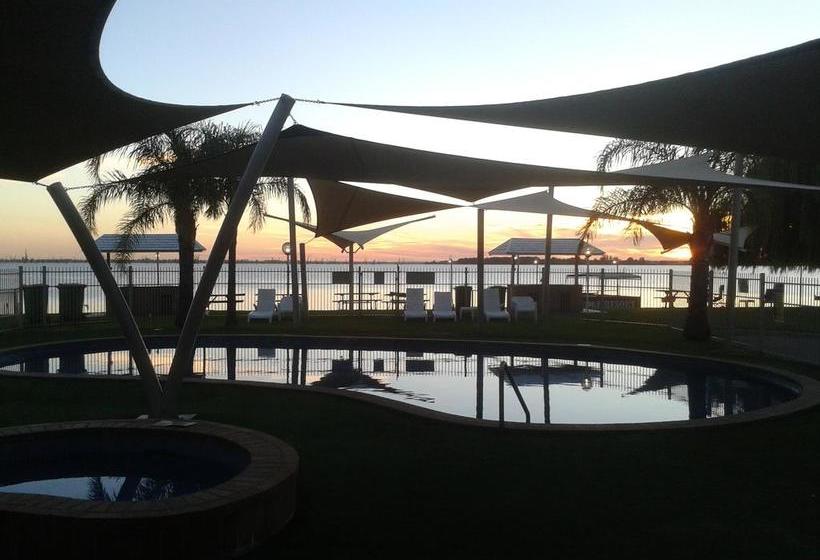 Отель Lake Edge Resort