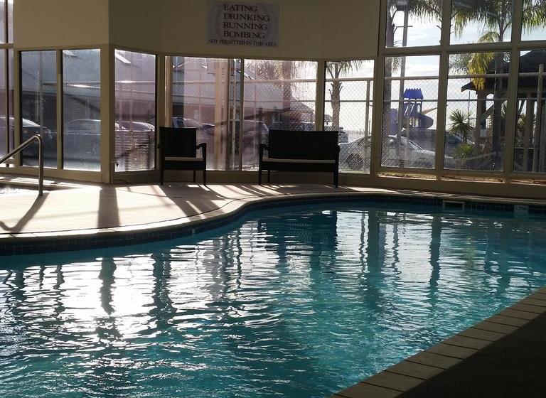 בית מלון כפרי Lake Edge Resort