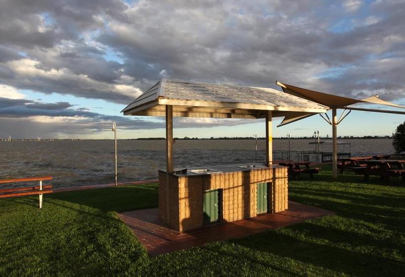Отель Lake Edge Resort