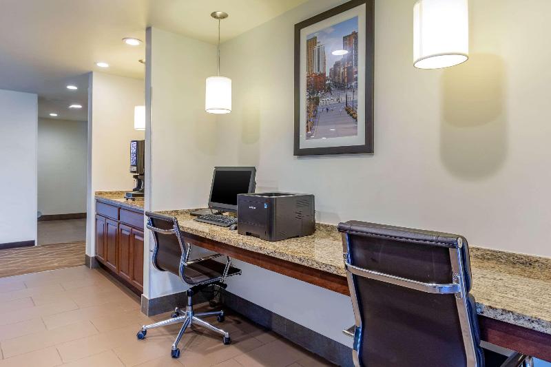 Отель Mainstay Suites Near Denver Downtown