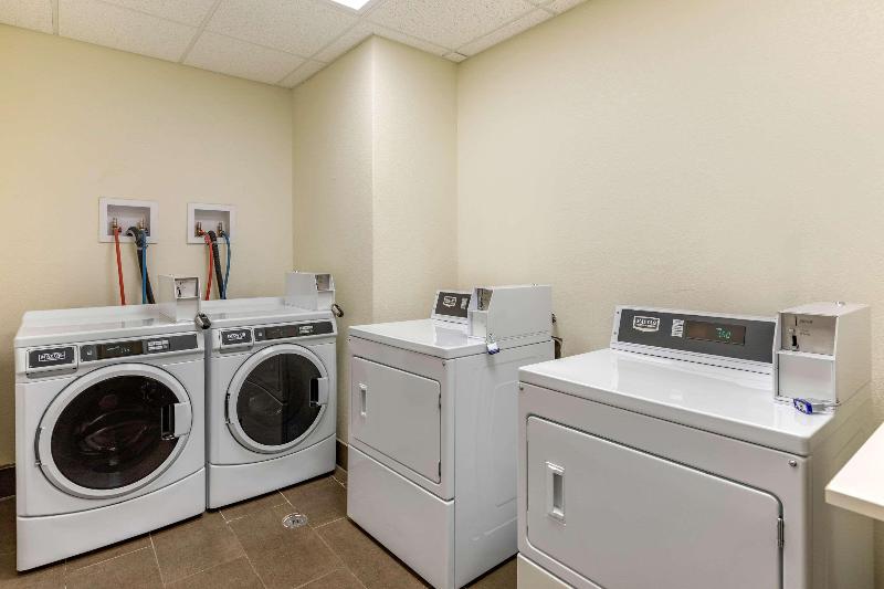 Отель Mainstay Suites Near Denver Downtown