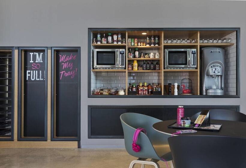هتل Moxy Vienna Airport