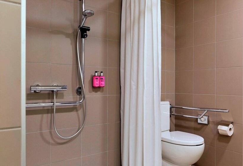 هتل Moxy Vienna Airport