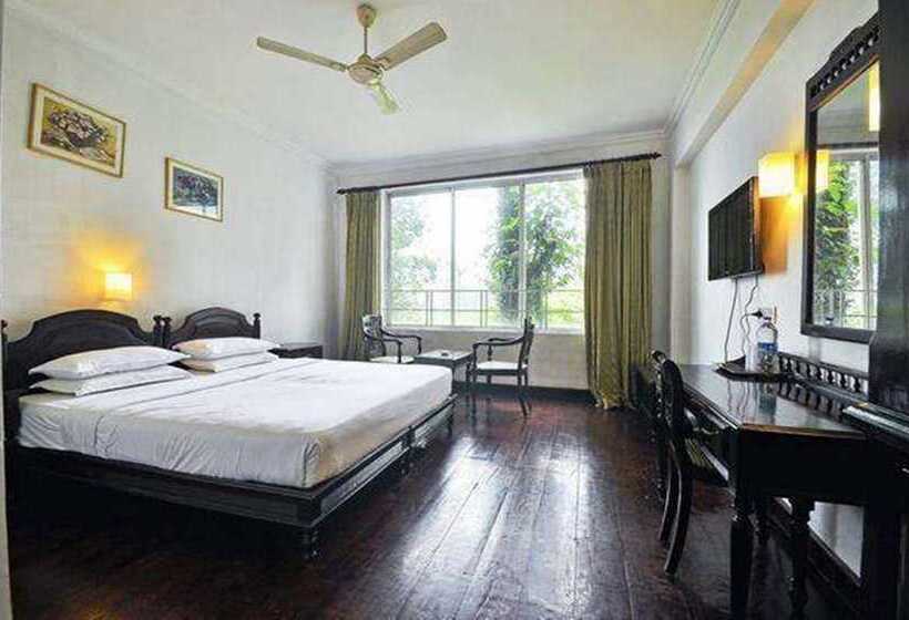 هتل The New Oak Fields