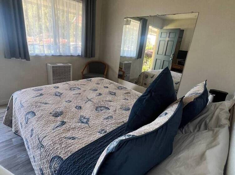 호텔 Ocean Cove Lodge Bar & Grill