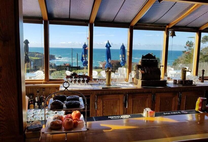 호텔 Ocean Cove Lodge Bar & Grill