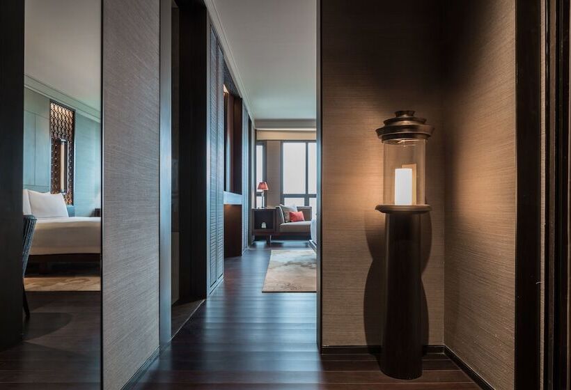 Отель Regent Chongqing Complimentary 1st Round Mini Bar Daily