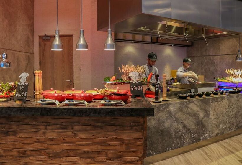 Отель Renaissance Haikou