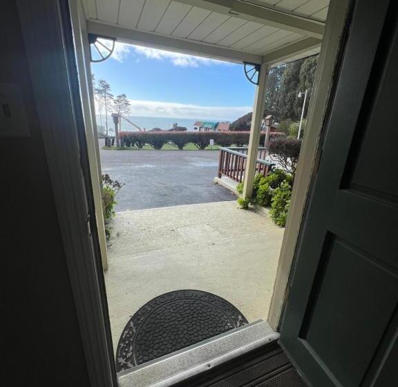 호텔 Ocean Cove Lodge Bar & Grill