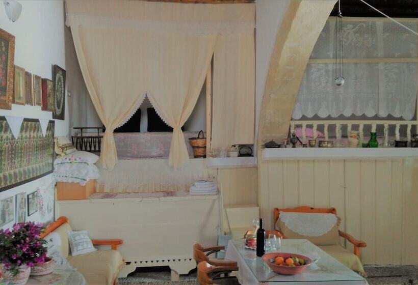 Kamariko Traditional House