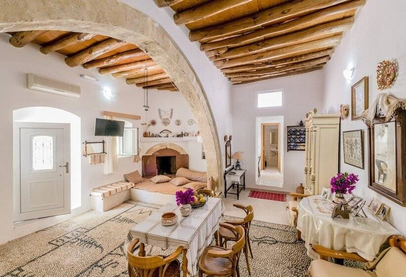 Kamariko Traditional House