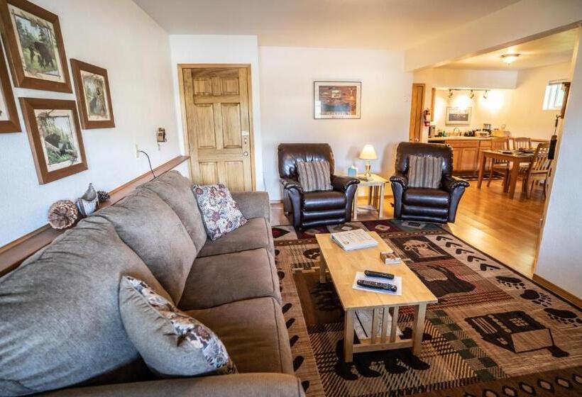 تختخواب و صبحانه Bears Den Alaska Lodging