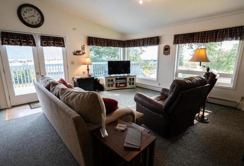 تختخواب و صبحانه Bears Den Alaska Lodging